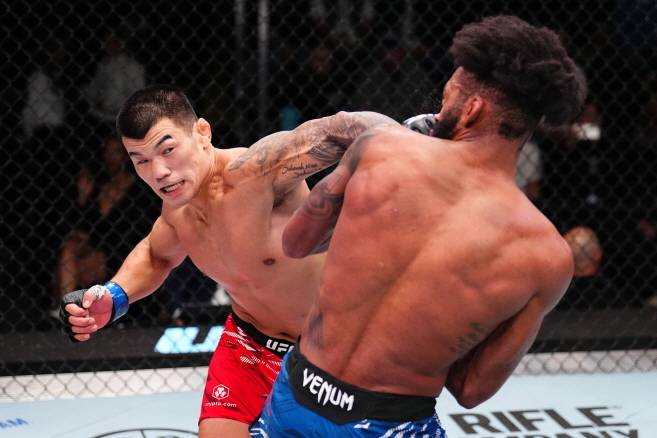 고석현이 지난해 11월 UFC 파이트나이트에서 필립 로에게 양훅을 날리고 있다. [게티이미지]