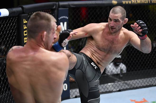 UFC 전 챔프 션 스트릭랜드(오른쪽)가 다시 한번 미들급 정상에 오르기 위해 랭킹전을 치른다. [게티이미지]