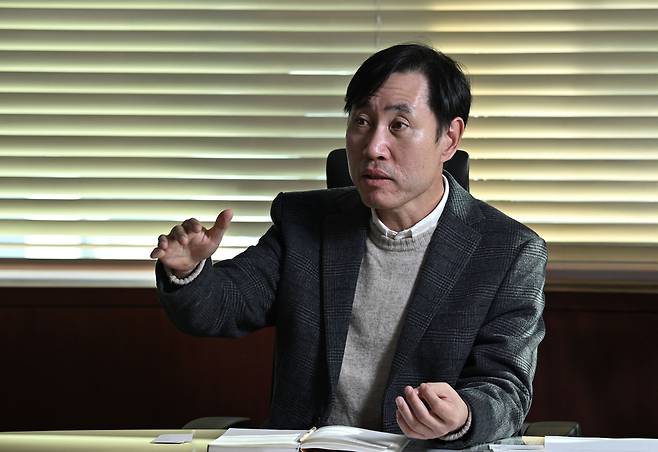 하태경 보험연수원장은 13일 서울 종로구에서 열린 신년 기자간담회에서 “2026년은 보험연수원 글로벌 사업과 인공지능(AI) 자회사의 원년”이라며 “AI로 시작해 AI로 끝내겠다는 취임 당시 다짐을 지켜나가겠다”고 밝혔다. 사진은 지난달 헤럴드경제와 인터뷰 모습. [헤럴드 DB]