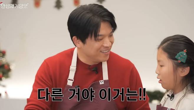 안성재 셰프가 지난해 연말 딸 시영 양과 함께 ‘두바이 쫀득 쿠키’(두쫀쿠)를 만드는 과정에서 자신 만의 방식을 고수했다가 누리꾼의 애정 섞인 질타를 받았다. [유튜브 캡처]