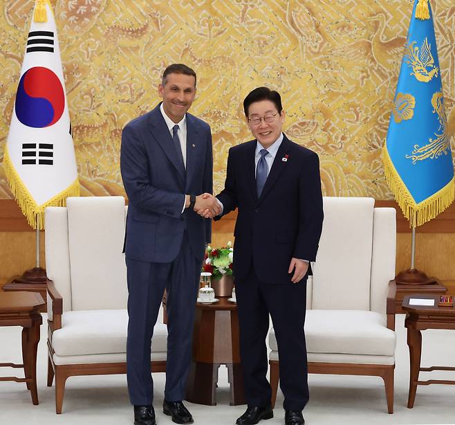 이재명 대통령이 15일 청와대에서 아랍에미리트(UAE) 칼둔 칼리파 알 무바라크 아부다비 행정청장과 접견 전 기념촬영을 하고 있다. [연합]