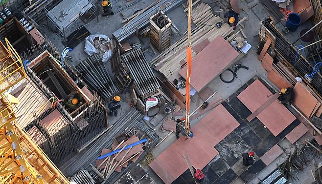 서울 시내 한 공사 현장에서 작업자들이 작업을 하고 있다. [헤럴드DB]