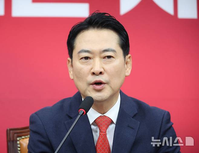 [서울=뉴시스] 김금보 기자 = 장동혁 국민의힘 대표가 15일 오전 서울 여의도 국회에서 열린 최고위원회의에서 발언을 하고 있다. 2026.01.15. kgb@newsis.com