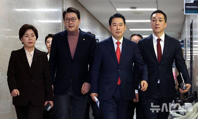 [서울=뉴시스] 김금보 기자 = 장동혁 국민의힘 대표와 최고위원들이 15일 오전 서울 여의도 국회에서 열린 최고위원회의에 참석을 하고 있다. 2026.01.15. kgb@newsis.com