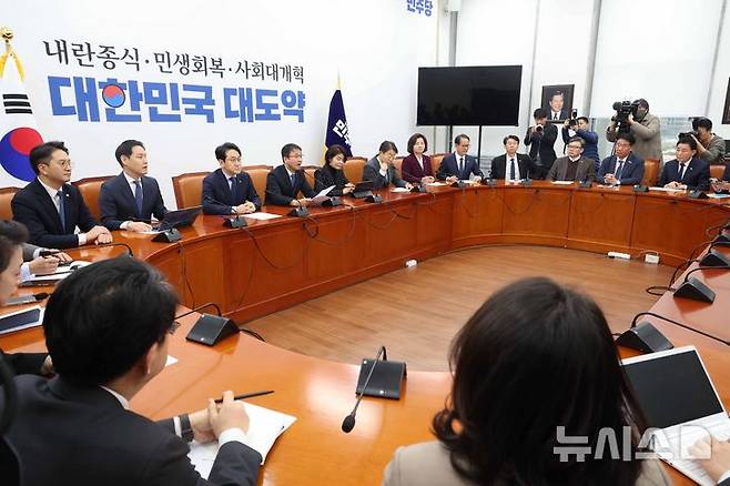 [서울=뉴시스] 조성봉 기자 = 한병도 더불어민주당 원내대표가 15일 오전 서울 여의도 국회에서 열린 정책조정회의에서 발언을 하고 있다. 2026.01.15. suncho21@newsis.com