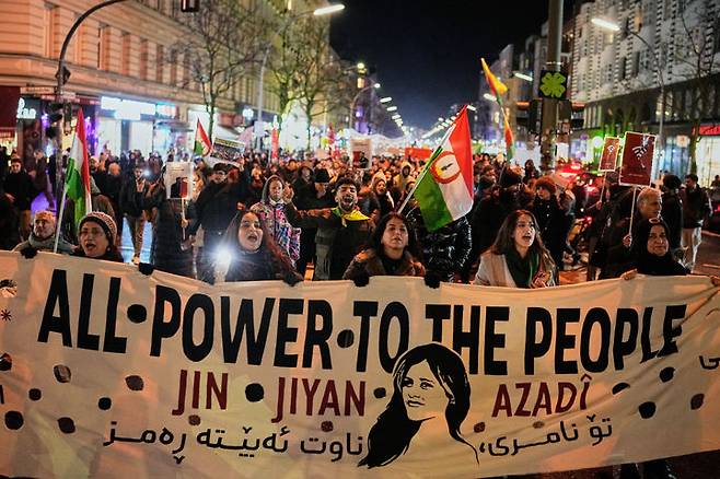 [베를린=AP/뉴시스] 14일(현지 시간) 독일 베를린에서 시위대가 펼침막을 들고 이란 반정부 시위에 연대하는 집회를 열고 있다. 2026.01.15.