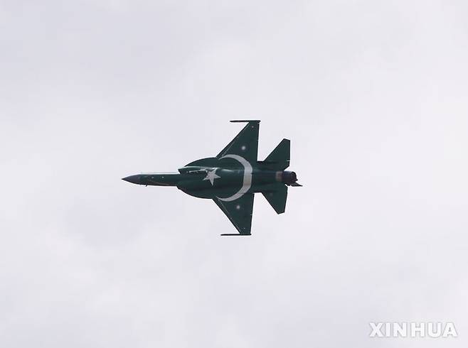 [파리=신화/뉴시스] 파키스탄이 중국과 공동 개발한 다목적 전투기 JF-17 '선더'를 최소 6개국에 판매했거나 판매를 앞두고 있는 것으로 알려졌다. 2019년 6월 17일 프랑스 파리 근교 르부르제 공항에서 열린 제53회 파리 국제에어쇼에서 파키스탄 공군 JF-17가 시범비행 중임 모습. 2026.01.15
