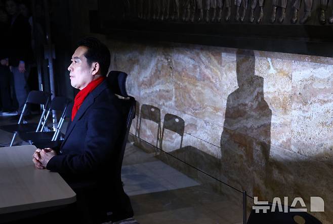 [서울=뉴시스] 김명년 기자 = 장동혁 국민의힘 대표가 15일 오후 서울 여의도 국회에서 '민주당의 공천 뇌물·통일교 게이트 특검 수용'을 촉구하며 단식농성하고 있다. 2026.01.15. kmn@newsis.com