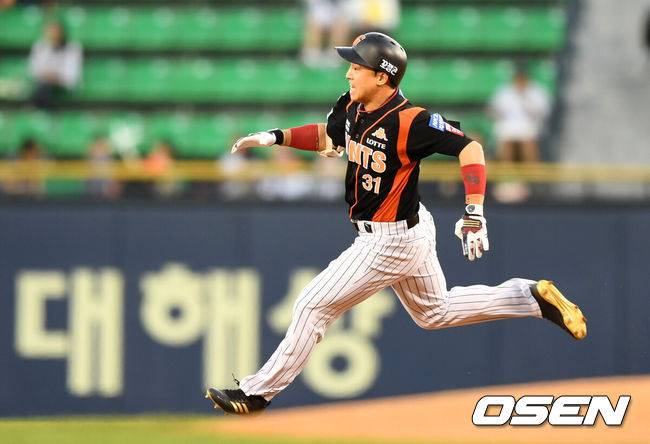 [OSEN=잠실, 지형준 기자] 12일 오후 서울 잠실야구장에서 열린 '2017 타이어뱅크 KBO리그' LG 트윈스와 롯데 자이언츠의 경기, 1회초 무사에서 롯데 손아섭이 좌중간 2루타를 날리고 전력질주하고 있다. /jpnews@osen.co.kr