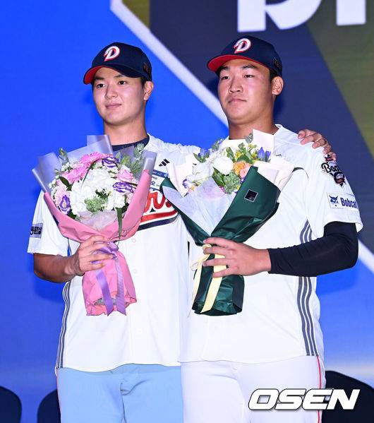 [OSEN=이대선 기자] 17일 오후 7일 오후 서울 롯데호텔 월드에서 ‘2026 KBO 신인 드래프트’가 열렸다.이번 드래프트는 전면 드래프트 방식으로 총 11라운드에 걸쳐 진행된다. 대상자는 총 1천261명으로, 고등학교 졸업 예정자 930명, 대학교 졸업 예정자 216명, 얼리 드래프트 신청자 51명, 해외 아마추어·프로 출신 선수 19명이다. 이 중 최대 110명이 KBO 10개 구단의 부름을 받게 된다.두산에 지명된 신인 서준오, 김주오가 기념촬영을 가지고 있다. 2025.09.17 /sunday@osen.co.kr