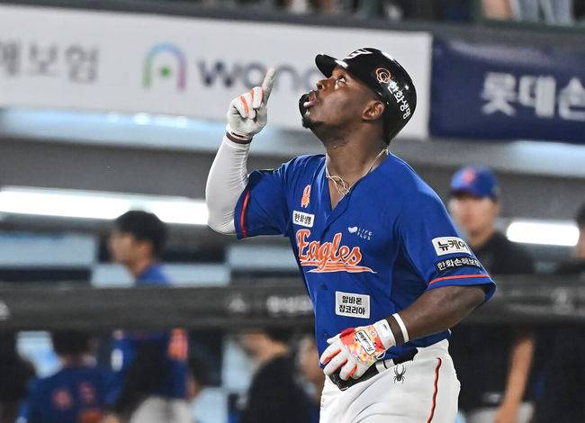 [OSEN=부산, 이석우 기자] 13일 부산 사직야구장에서 2024 신한 SOL 뱅크 KBO 리그 롯데 자이언츠와 한화 이글스의 경기가 열렸다. 홈팀 롯데는 박세웅이 선발 출전하고 한화는 류현진이 선발 출전했다.한화 이글스 페라자가 7회초 2사 2루 우월 2점 홈런을 치고 세리머니를 하고 있다. 2024.09.13 / foto0307@osen.co.kr