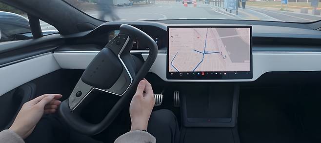 테슬라 FSD 주행모습. 사진=테슬라코리아 X 갈무리