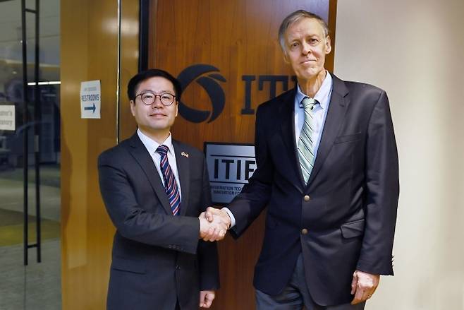 여한구(왼쪽) 산업통상부 통상교섭본부장이 13일(현지시간) 미국 워싱턴DC 정보기술혁신재단에서 롭 앳킨슨 정보기술혁신재단 회장과 기념촬영을 하고 있다. 산업통상부 제공