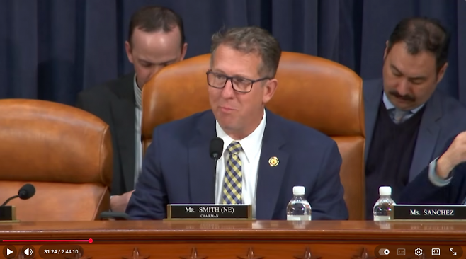 13일(현지시간) ‘미국 혁신 및 기술 리더십 유지’ 청문회에 참석한 미 하원 세입위원회 무역소위 위원장인 에이드리언 스미스 공화당 의원. 미국 하원 세입위원회 유튜브 캡처