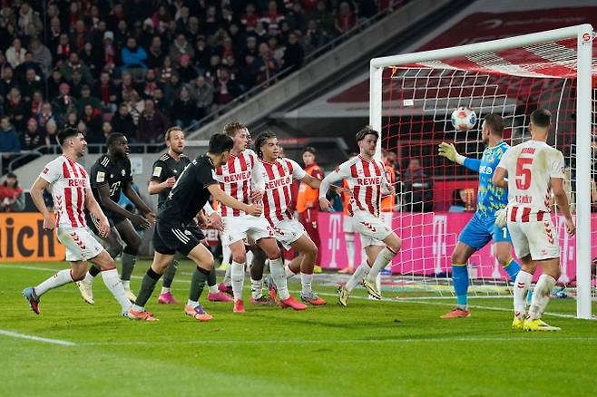 바이에른 뮌헨의 김민재(앞)가 14일(현지 시간) 독일 쾰른의 라인에네르기 슈타디온에서 열린 2025-26 분데스리가 17라운드 FC 쾰른과 경기 후반 26분 역전 결승 골을 넣고 있다. 뮌헨이 3-1로 승리하고 리그 선두를 질주하고 있다. 2026.01.15 쾰른 AP 뉴시스