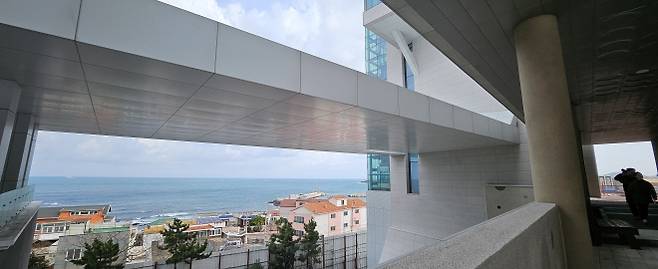 제주공공하수처리시설장에서 바라본 도두동 바닷가 풍경. 제주 강동삼 기자