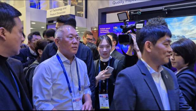 정의선 현대차그룹 회장이 세계 최대 가전·정보기술(IT) 전시회 'CES 2026'이 개막한 6일(현지시간) 미국 네바다주 라스베이거스 컨벤션센터에서 부스를 관람하고 있다. 유민환 기자