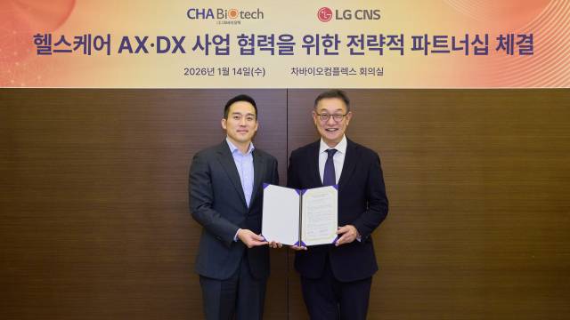 차원태(왼쪽) 차바이오그룹 부회장과 현신균 LG CNS 사장이 14일 경기도 성남시 판교 차바이오컴플렉스에서 열린 지분 투자 및 AX·DX 사업 협력을 위한 전략적 파트너십 협약식에서 기념 촬영을 하고 있다. 사진 제공=차바이오텍