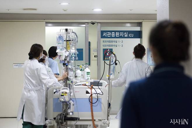 한 상급종합병원 중환자실로 의료진과 환자가 들어서고 있다. ⓒ시사IN 신선영