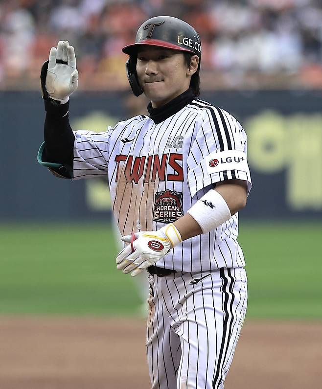 LG 신민재는 지난해 커리어하이를 다시 쓰며 생애 첫 골든글러브를 수상했다. 염경엽 LG 감독은 “신민재는 지난해 기량을 유지하기만 해도 엄청 잘 한 것”이라며 새 시즌 꾸준함을 강조했다. 뉴시스