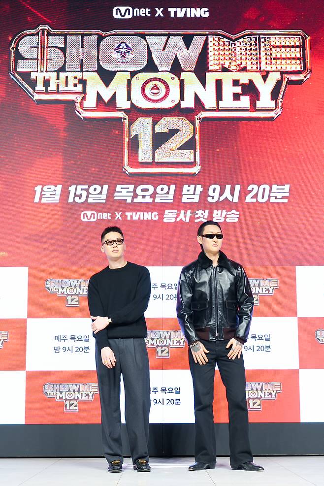(왼쪽부터) 허키 시바세키, 제이통이 15일 서울 강남구 엘리에나 호텔에서 진행 엠넷 ‘쇼미더머니12’ 제작발표회에서 포즈를 취하고 있다. 엠넷 제공