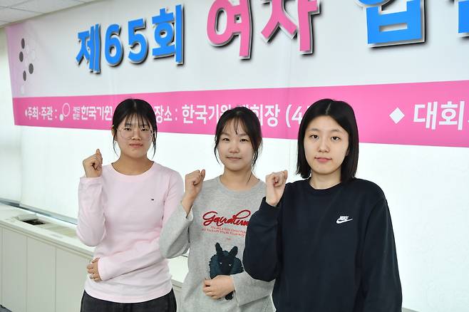 왼쪽부터 악지우 초단, 이서영 초단, 장진아 초단.  한국기원 제공