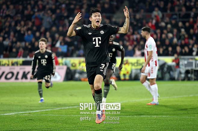 ▲ 김민재는 수비 안정화는 물론, 역전 헤더 득점으로 경기의 흐름을 뒤집은 핵심 선수로 자리매김했고, 현지 중계진도 해당 장면을 여러 차례 리플레이하며 “육중한 센터백이 보여준 놀라운 결단력”이라고 평가했다.