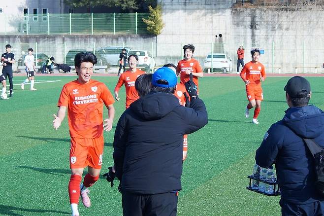 ▲ 수성대가 승부차기 혈투를 벌여 예원예술대를 꺾고 16강 진출에 성공했다. ⓒ한국대학축구연맹