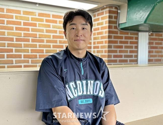 지난해 5월 울산 야구장에서 사진 촬영에 임한 손아섭. /사진=스타뉴스