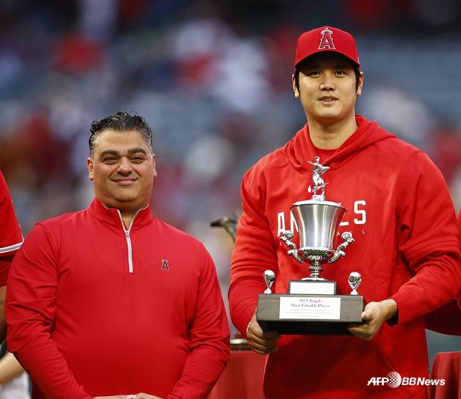 지난 2023년 미나시안 단장(왼쪽)과 오타니의 모습. /AFPBBNews=뉴스1