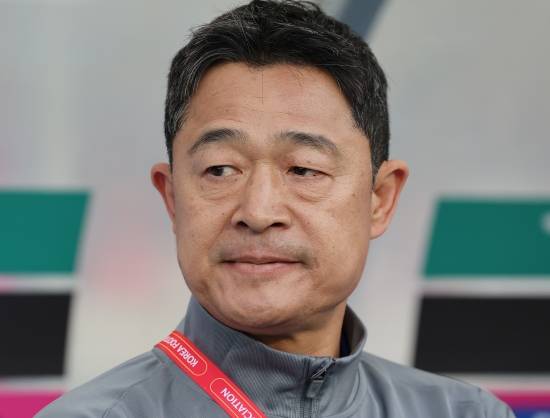 한국과 호주의 8강전은 오는 18일 0시30분에 열린다. 한국이 호주를 넘어 준결승에 오를 경우 일본과 요르단의 경기 승자와 맞대결을 펼치게 된다. 특히 B조에서 3전 전승 10득점 무실점을 기록하며 8강 무대를 밟은 일본은 지난 대회에 이어 이번 대회에서도 유력한 우승 후보로 꼽히고 있다. 이 감독은 호주전을 앞두고 '호주는 조직력과 공수 밸런스가 좋고, 신체적으로도 강한 팀'이라며 '팀 전체가 잘 준비해서 태극마크에 부끄럽지 않은 경기력을 보여줄 수 있도록 하겠다'는 출사표를 던졌다. 대한축구협회