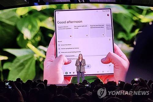 갤럭시 언팩에서 공개되는 '구글 제미나이' (파리=연합뉴스) 송진원 기자 = 10일 프랑스 파리 루브르 박물관에서 열린 갤럭시 언팩 2024에서 '갤럭시 Z 폴드6'와 '갤럭시 Z 플립6'에 탑재된 '구글 제미나이' 앱이 공개되고 있다. 2024.7.10 san@yna.co.kr
