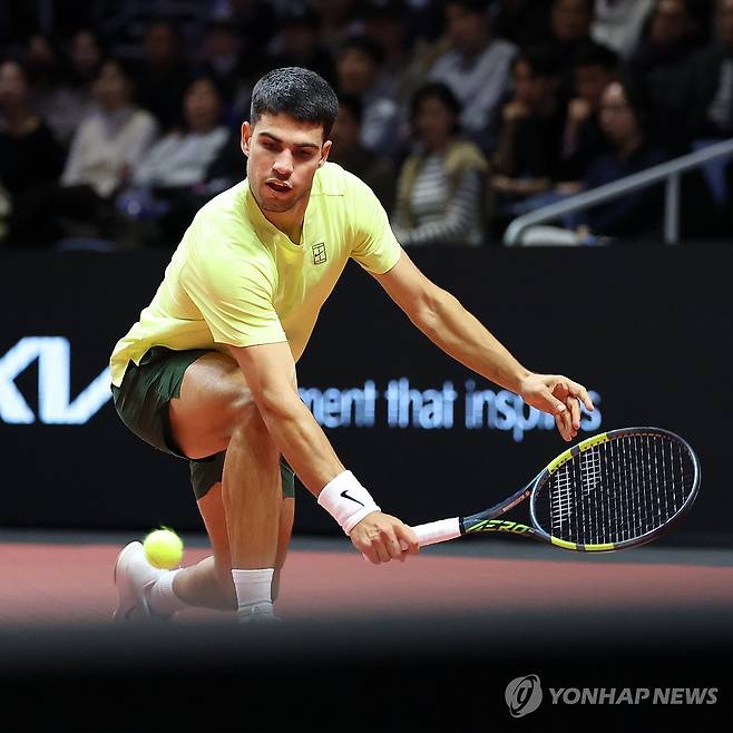 경기 펼치는 알카라스 (인천=연합뉴스) 신준희 기자 = 10일 인천 인스파이어 아레나에서 열린 현대카드 슈퍼매치14. 
    스페인 카를로스 알카라스가 이탈리아 얀니크 신네르를 상대로 경기를 펼치고 있다. 2026.1.10 hama@yna.co.kr