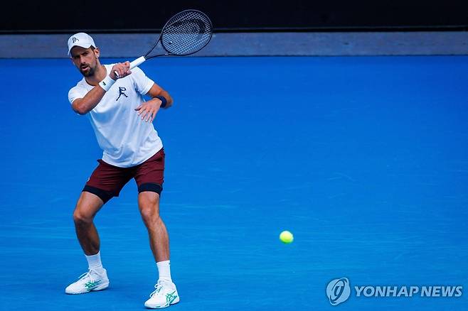 호주오픈을 앞두고 훈련하는 조코비치 [AFP=연합뉴스]