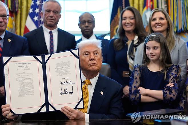 '학교서 일반우유 제공' 법안 서명한 트럼프 (AP=연합뉴스) 트럼프 대통령이 14일(현지시간) 백악관에서 공립학교에서 저지방우유가 아닌 일반우유 제공을 허용하는 내용의 법안에 서명한 뒤 기념 촬영을 하고 있다. 2026.1.14
