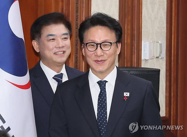 국가정책조정회의 참석하는 김민석 총리 (서울=연합뉴스) 이정훈 기자 = 김민석 국무총리가 15일 서울 종로구 정부서울청사에서 열린 국가정책조정회의에 참석하고 있다. 왼쪽은 김병욱 청와대 정무비서관. 2026.1.15 uwg806@yna.co.kr