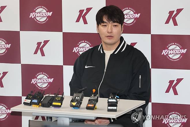 취재진 질문에 답하는 박병호 코치 (서울=연합뉴스) 서대연 기자 = 박병호 키움 히어로즈 잔류군 선임코치가 15일 서울 구로구 고척스카이돔에서 취재진과 인터뷰하며 질문에 답하고 있다. 2026.1.15 dwise@yna.co.kr