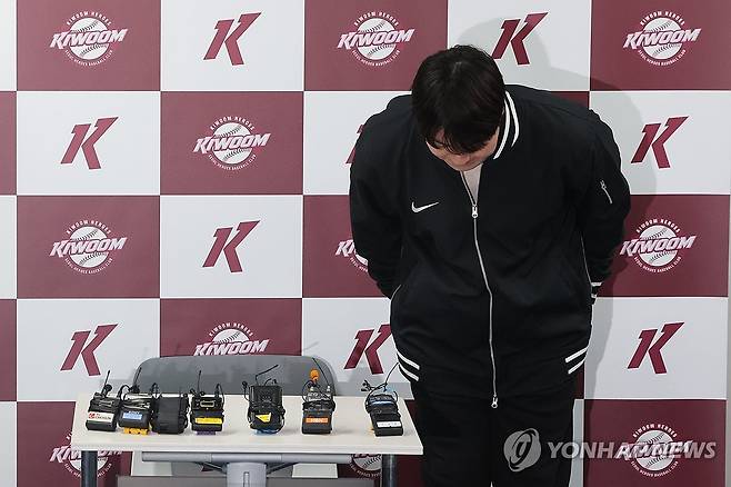 인사하는 박병호 코치 (서울=연합뉴스) 서대연 기자 = 박병호 키움 히어로즈 잔류군 선임코치가 15일 서울 구로구 고척스카이돔에서 취재진과 인터뷰에 앞서 인사하고 있다. 2026.1.15 dwise@yna.co.kr