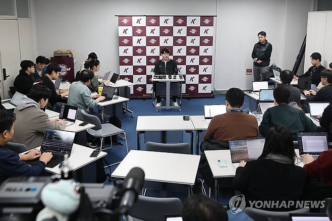 박병호, 키움 코치로 새 출발 (서울=연합뉴스) 서대연 기자 = 박병호 키움 히어로즈 잔류군 선임코치가 15일 서울 구로구 고척스카이돔에서 취재진과 인터뷰하고 있다. 2026.1.15 dwise@yna.co.kr