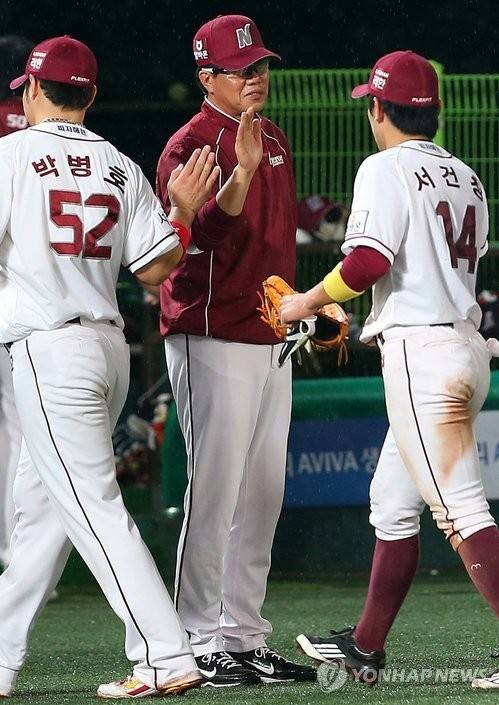 박병호가 최고의 지도자로 꼽은 김시진 전 감독(가운데) [연합뉴스 자료사진]