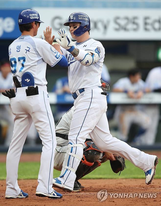 '솔로홈런' (대구=연합뉴스) 김현태 기자 = 25일 대구 삼성라이온즈파크에서 열린 2025 프로야구 한화 이글스와 삼성 라이온즈의 경기. 3회 말 무사 상황에서 타석에 선 삼성 박병호가 솔로 홈런을 친 후 홈으로 들어오며 기뻐하고 있다. 2025.6.25 mtkht@yna.co.kr