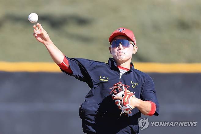 캐치볼하는 서건창 (어바인[미국 캘리포니아주]=연합뉴스) 신현우 기자 = KIA 타이거즈 내야수 서건창이 10일(현지시간) 미국 캘리포니아주 어바인 그레이트 파크 베이스볼 콤플렉스에서 열린 1차 스프링캠프에서 캐치볼을 하고 있다. 2025.2.11 nowwego@yna.co.kr