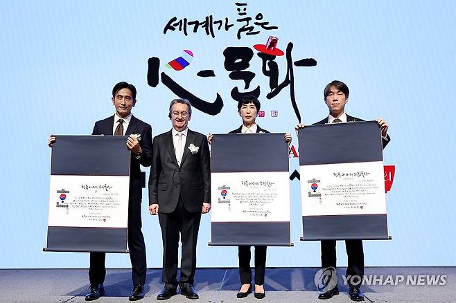 제22회 한국이미지상 시상식 영광의 수상자들 (서울=연합뉴스) 진연수 기자 = 15일 오후 서울 강남구 웨스틴 서울 파르나스 호텔에서 열린 제22회 한국이미지상 시상식에서 수상자들이 기념촬영을 하고 있다. 왼쪽부터 '부싯돌상' 수상자 배우 겸 작가 차인표, 디디에 벨투아즈 CIC 공동대표, '조약돌상' 수상자 김정수 삼양식품 부회장, '디딤돌상' 수상자 정경인 더블랙레이블 대표. 2026.1.15 jin90@yna.co.kr