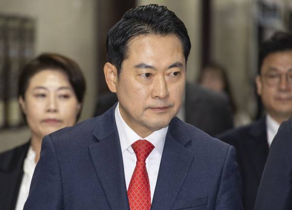 국민의힘 장동혁 대표가 15일 국회에서 열린 최고위원회의가 열릴 회의실로 향하고 있다. 2026.1.15 [사진=연합뉴스]