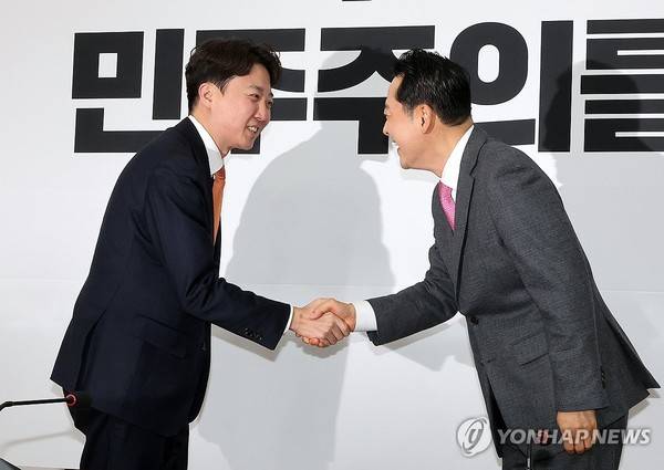 국민의힘 장동혁 대표와 개혁신당 이준석 대표가 13일 국회 국민의힘 당대표 회의실에서 만나 악수하고 있다. 2026.1.13&nbsp;[사진=연합뉴스]