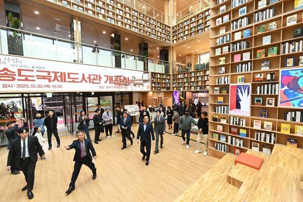 이재호 연수구청장과 관계자들이 송도국제도서관 개관식 참석을 위해 도서관으로 들어서고 있다. 2025.10.30. [사진=연수구]