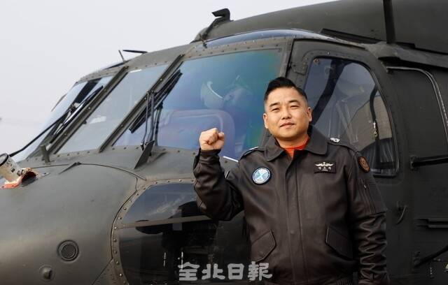 군항공사령부 70항공정비대대 정오복 소령이 UH-60 헬기 앞에서 파이팅을 외치고 있다. /육군항공사령부