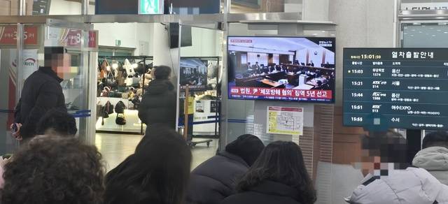 16일 전주역에서 시민들이 윤석열 전 대통령의 재판 소식을 지켜보고 있다. /김문경 기자