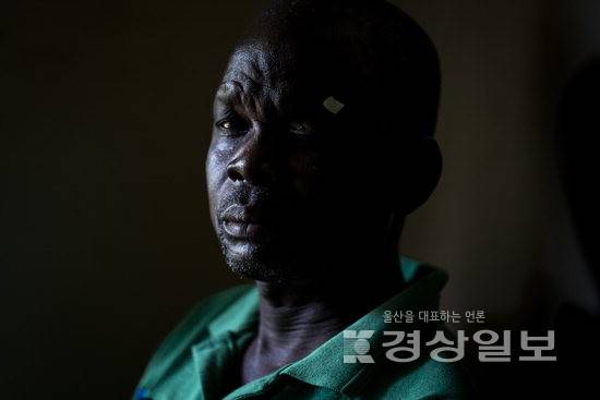 ▲ 안남용 사진작가가 아프리카 8개 나라를 두 달간 다니며, 눈 수술을 앞두고 있거나 수술을 끝낸 환자들을 렌즈에 담은 사진작품들.
