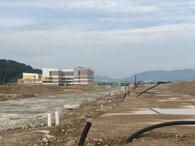 지난해 9월 경남 김해시 장유신문지구 도시개발사업지에 문을 연 신문초등학교. 이경민 기자